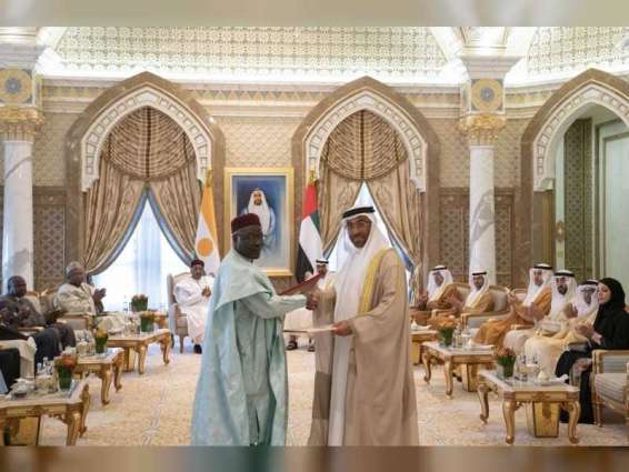 <span>محمد بن زايد ورئيس النيجر يشهدان مراسم تبادل اتفاقيات تعاون بين البلدين</span>