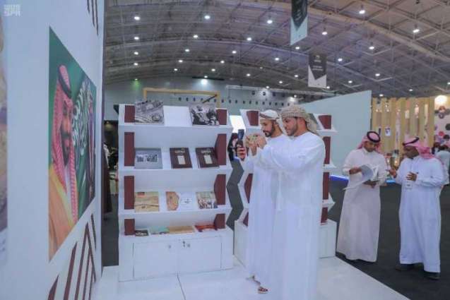 مكتبة الملك عبدالعزيز ترسم المشهد الحضاري بالألوان وتجذب الزوار بأنشطتها التفاعلية
