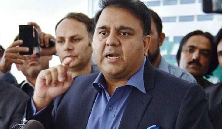 د اطلاعات او خپرونو وفاقي وزير چوهدري فواد حسېن پارلېمنټ هاؤس څخه بهر د خبريالانو په احتجاج كښې د ميډيا وركرانو او خبريالانو ګېلې واورېدلې د نواز شريف د ساتندويه لخوا په كېمره مېن د تشدد افسوسناكه پېښه كښې د ككړو په ضد به قانوني كارروائي عملي كولې شي۔ چوهدري فواد حسېن