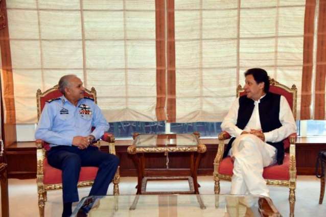 وزیراعظم عمران خان نال پاک فضائیہ دے سربراہ ایئر چیف مارشل مجاہد انور خان دی ملاقات