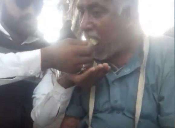 Sindh traffic police official sets example by feeding differently-abled person himself