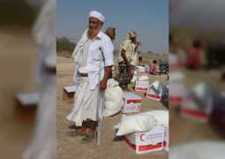 "الهلال" يوزع 120 طنا من المساعدات الغذائية على 8 مناطق في الحديدة