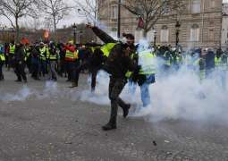 Police Fire Rubber Bullets at Yellow Vest Protesters in Paris