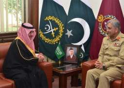 أمير منطقة تبوك يلتقي رئيس أركان الجيش الباكستاني