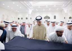 حاكم رأس الخيمة وولي عهده يؤديان صلاة الجنازة على جثمان الشيخة نورة بنت حميد القاسمي