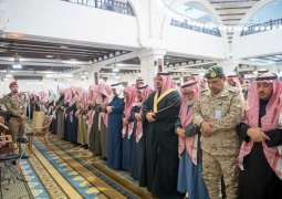 نائب أمير الرياض ينقل تعازي القيادة لأسرة الشهيد الزهراني