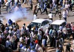 الشرطة السودانية تطلق الغاز المسيل للدموع قرب عزاء شاب توفي على خلفية احتجاجات بالخرطوم