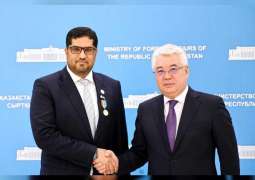 رئيس كازاخستان يمنح سفير الدولة "ميدالية تقدير"