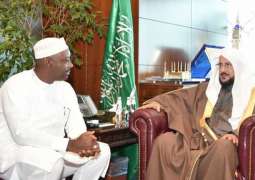 وزير الشؤون الإسلامية يستقبل سفير جمهورية غينيا لدى المملكة