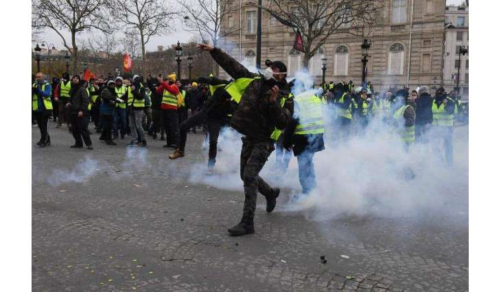 Police Fire Rubber Bullets at Yellow Vest Protesters in Paris