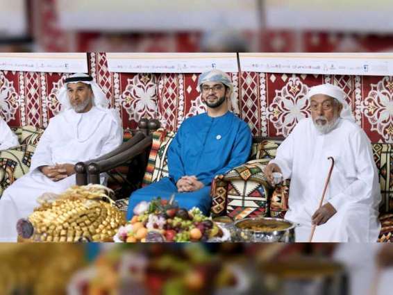 <span>سلطان بن حمدان بن زايد يزور عزب المشاركين في مهرجان‪ ‬الظفرة</span>