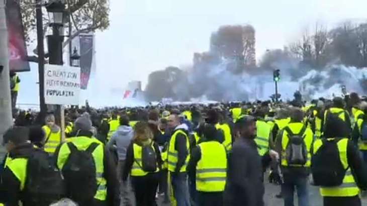 French Police Fire Tear Gas at 'Yellow Vest' Protesters in Paris