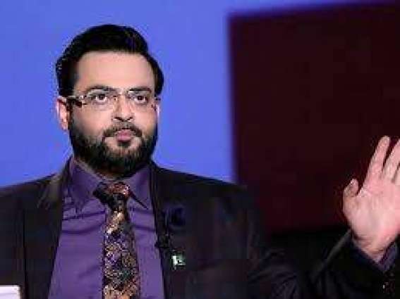 Aamir Liaquat couldn’t stand criticism against PM Imran, walks out of TV show