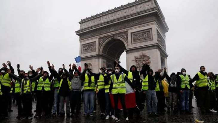 'Yellow Vest' Protesters Reach Arc de Triomphe After 3-Hour March in Paris