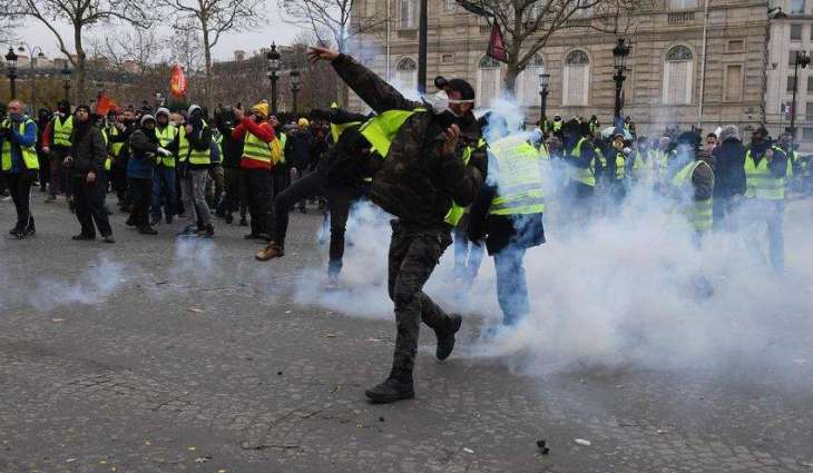 Police Fire Rubber Bullets at Yellow Vest Protesters in Paris