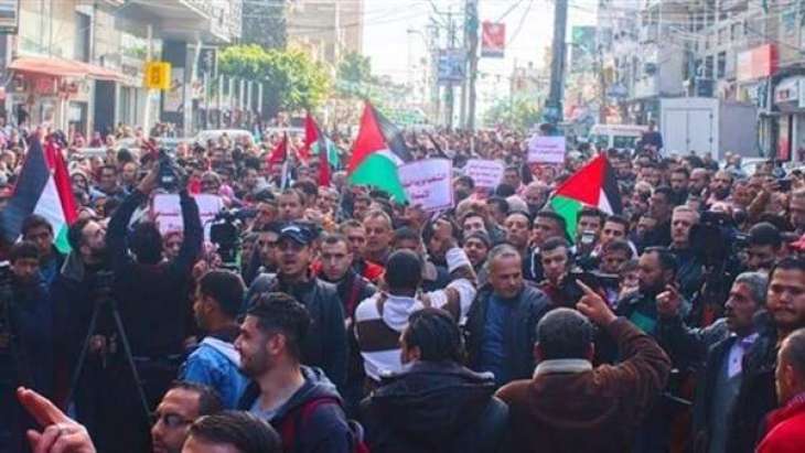اّلاف الفلسطينيين يتظاهرون مطالبين بانهاء الانقسام 
