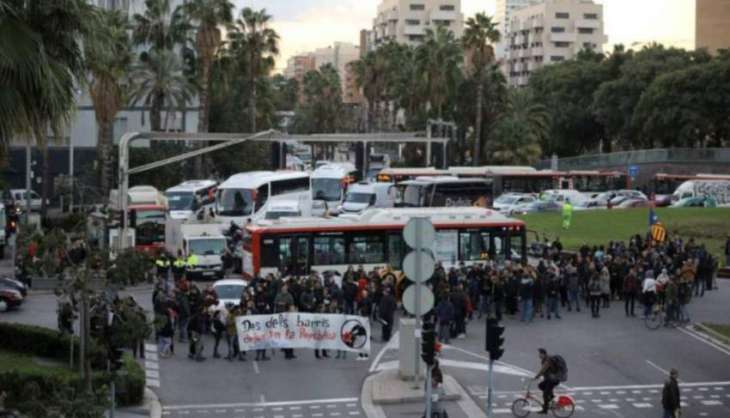 سائقو سيارات الأجرة في برشلونة يضربون احتجاجا على 