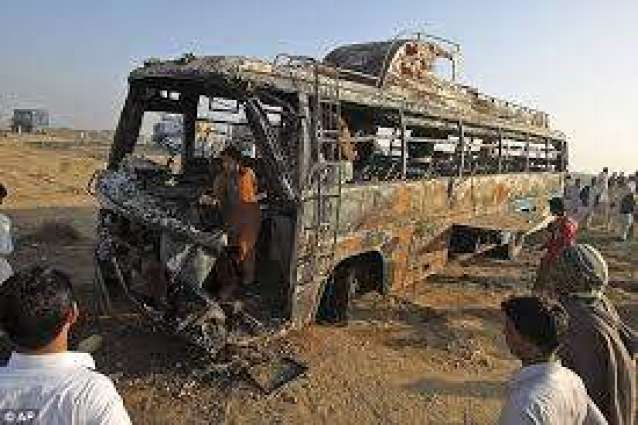 مقتل 20 شخصاً جراء حريق شب بحافلة ركاب اصطدمت بصهريج للنفط جنوب غرب باكستان