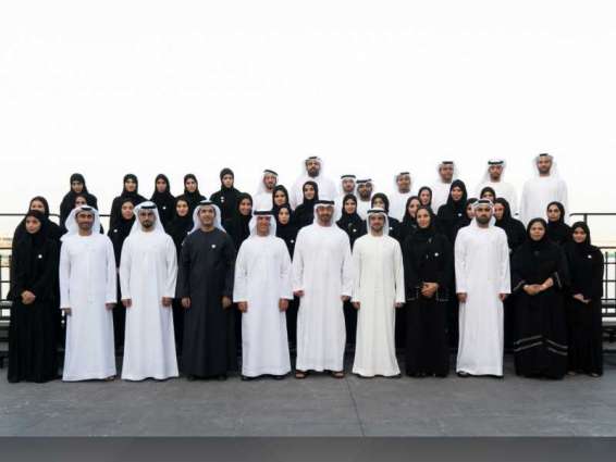 محمد بن زايد يستقبل وفد دائرة تنمية المجتمع ..ويؤكد : "الإمارات أصبحت نموذجا في تأهيل الكوادر الوطنية المبدعة"