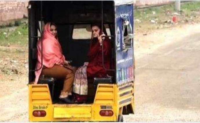 Marriyum Aurangzeb takes a rickshaw ride to meet Nawaz Sharif in jail