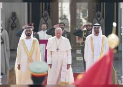 محمد بن راشد ومحمد بن زايد يستقبلان بابا الكنيسة الكاثوليكية في قصر الرئاسة