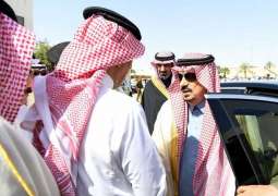 أمير منطقة الرياض يؤدي صلاة الميت على سعود الهلال