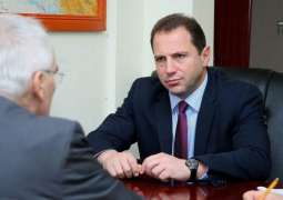 وزير دفاع أرمينيا يبحث قضايا التعاون مع رئيس 