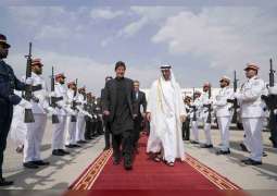 محمد بن زايد يستقبل رئيس وزراء باكستان 