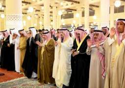 أمير منطقة الرياض يؤدي صلاة الميت على الأميرة جواهر بنت فهد آل مشاري رحمها الله