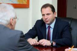 وزير دفاع أرمينيا يبحث قضايا التعاون مع رئيس 