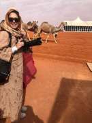 صحفية أمريكية تغطي فعاليات مهرجان الملك عبدالعزيز للإبل