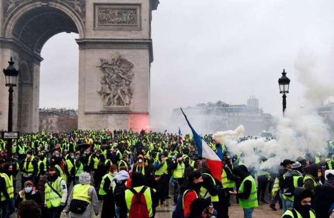 Clashes Break Out Between Yellow Vest Protesters, Police in Paris - Reports