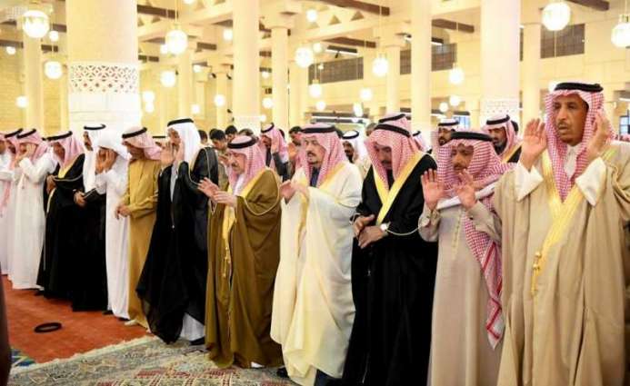 أمير منطقة الرياض يؤدي صلاة الميت على الأميرة جواهر بنت فهد آل مشاري رحمها الله
