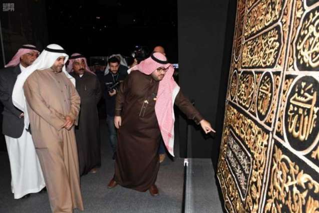 وزير الإعلام الكويتي يزور معرض 