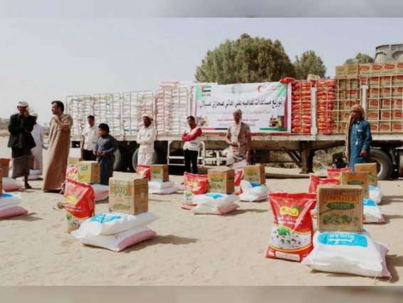 "الهلال الأحمر" يوزع مساعدات غذائية على أهالي مديرية عسيلان بشبوة