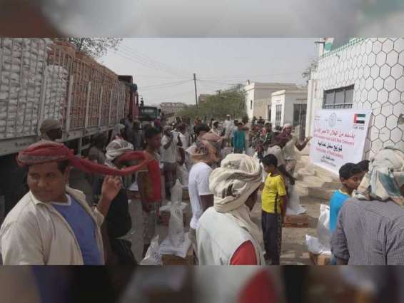 "الهلال الأحمر الإماراتي" يسير قافلة إغاثة الى أهالي مديرية أحور بمحافظة أبين