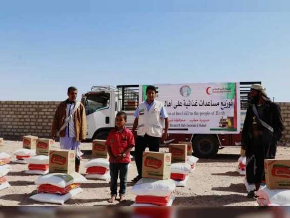 "الهلال الأحمر" يقدم مساعدات غذائية لأهالي مديرية حطيب في شبوة
