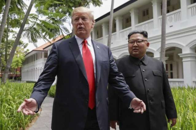 Trump Greeted by Locals Upon Arrival to Hanoi's Marriot Hotel Ahead of Summit With Kim
