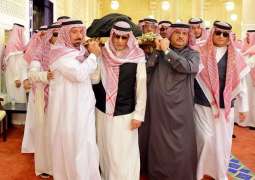 أمير منطقة الرياض يؤدي صلاة الميت على الأمير فيصل بن بدر بن فهد رحمه الله