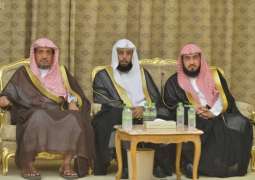 نائب أمير مكة المكرمة يلتقي عدداً من العلماء والأئمة والمشايخ