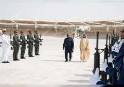 خليفة بن طحنون يستقبل رئيس سيراليون في واحة الكرامة
