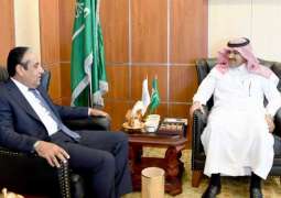 سفير خادم الحرمين الشريفين لدى اليمن يلتقي محافظ البنك المركزي اليمني