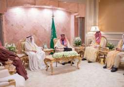 خادم الحرمين الشريفين يلتقي نائب رئيس مجلس الوزراء بمملكة البحرين على هامش القمة العربية