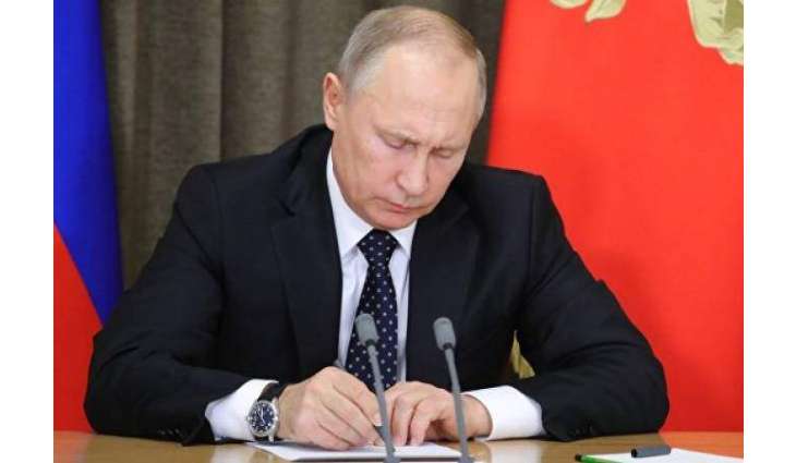 Russian President Vladimir Putin signs a decree 