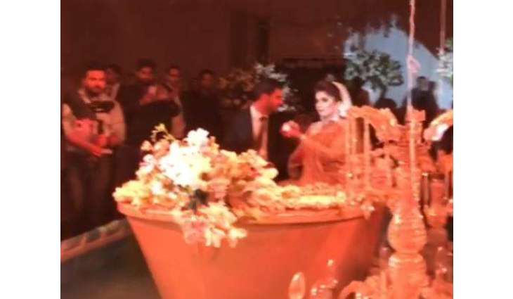Faisalabadi couple enters their wedding in golden boat, video goes viral
