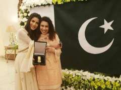 Mehwish Hayat dedicates Tamgha-e-Imtiaz to 'all the other girls in Pakistan who have a dream'