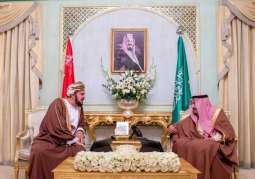 خادم الحرمين الشريفين يستقبل نائب رئيس الوزراء بسلطنة عمان