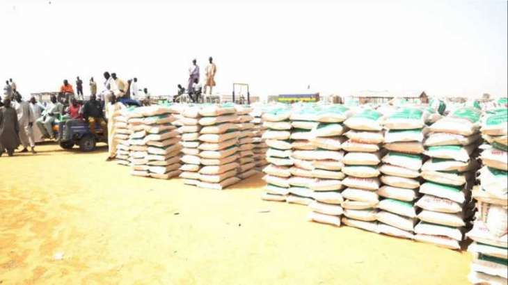 مركز  الملك سلمان للإغاثة يواصل توزيع المساعدات الغذائية للنازحين النيجريين في ولاية برنوا
