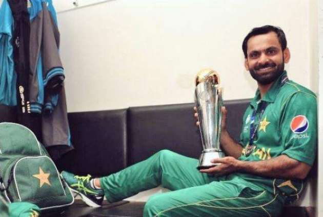 Hafeez shares winning moments with PAF’s Hassan Siddiqui, presents him his Champions Trophy’17 final playing shirt