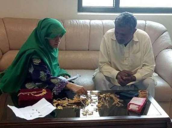 CAA worker sets example by returning jewellery worth Rs4mn to owner